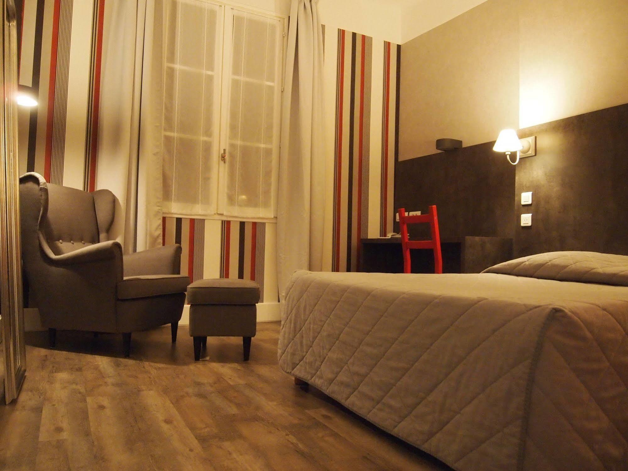Hotel Colbert ตูร์ ภายนอก รูปภาพ